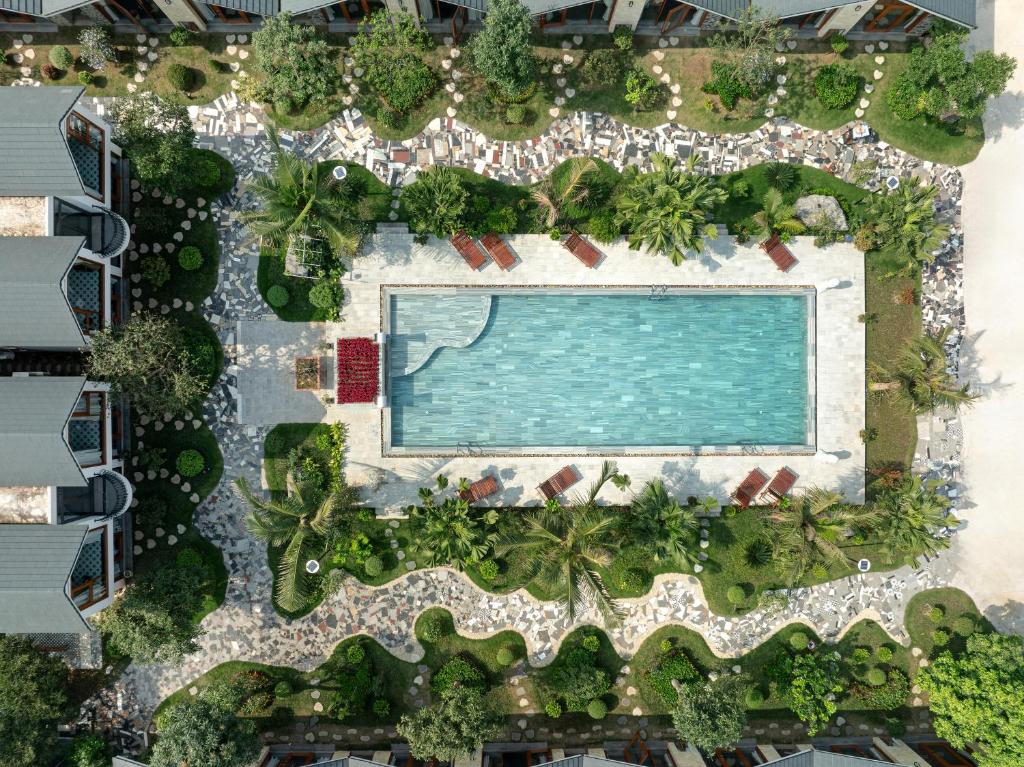 宁平La Vento Resort Ninh Bình的享有度假村游泳池的顶部景致