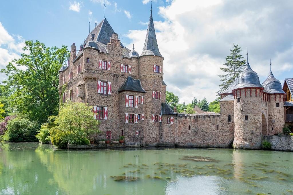梅谢尼希Burg Satzvey的湖上一座古老的城堡