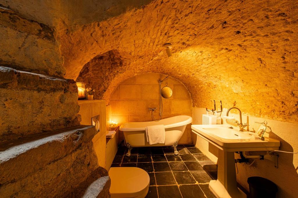 安特卫普Little Antwerp holiday home的一间带浴缸和洞穴水槽的浴室