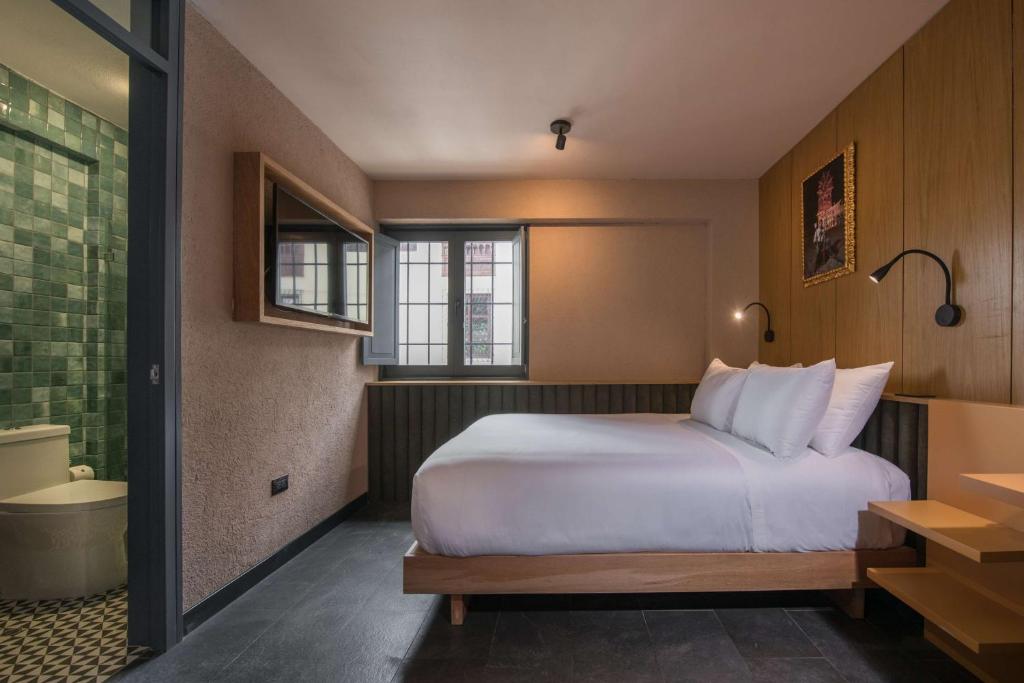 库斯科Motto By Hilton Cusco的一间酒店客房 - 带一张床和一间浴室