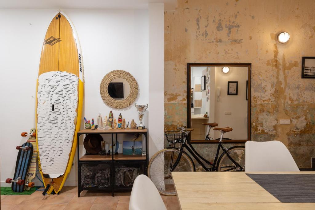 大加那利岛拉斯帕尔马斯Kite & Surf Nomad House的靠在饭厅旁边的墙上的冲浪板