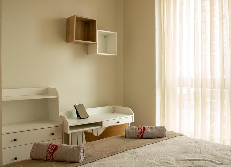 贝尔格莱德BW Aurora Lux Panorama的一间卧室配有一张带书桌的床和窗户。
