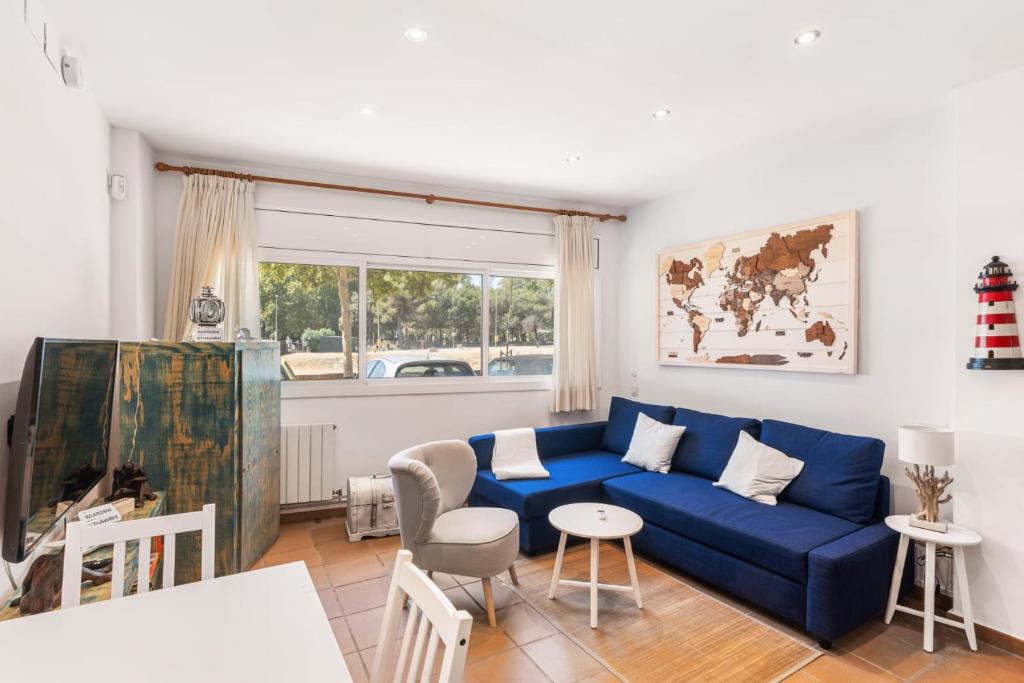 滨海圣波尔Hauzify I Apartament Can Bou的客厅配有蓝色的沙发和桌子