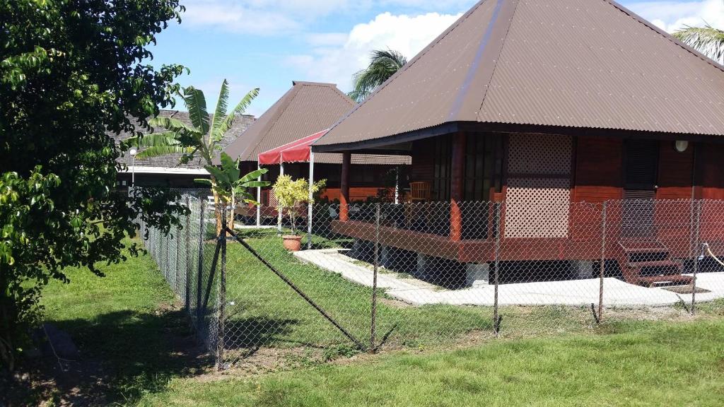 乌图罗阿赖阿特阿岛机场简易别墅度假屋的前面有栅栏的建筑