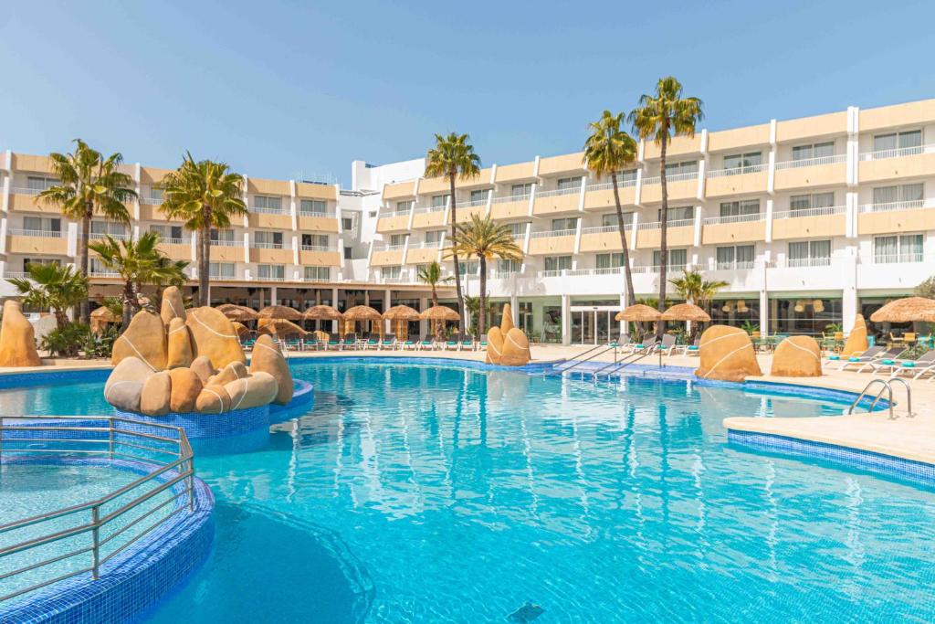 帕尔马诺瓦MarSenses Rosa del Mar Hotel & Spa的一个大型游泳池,酒店背景