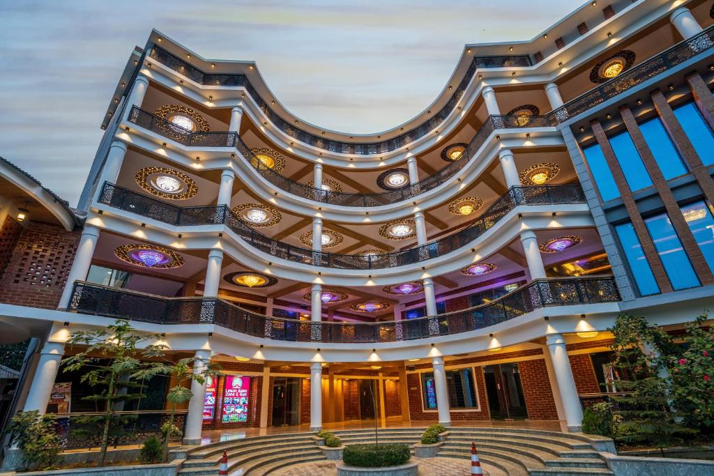 斯里曼加尔乌帕齐拉Lemon Garden Resort & Spa的前面有螺旋楼梯的建筑