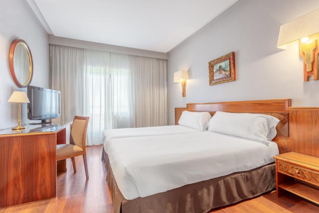 托尔梅斯河畔圣马尔塔Crisol Regio的酒店客房,配有床和电视