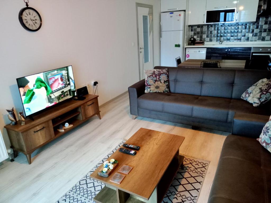 EtimesutEryaman, Wide Luxury Rezidance的带沙发和咖啡桌的客厅