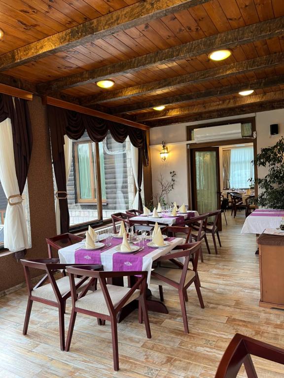 采蒂涅蒙特罗莎酒店的用餐室配有木桌和椅子