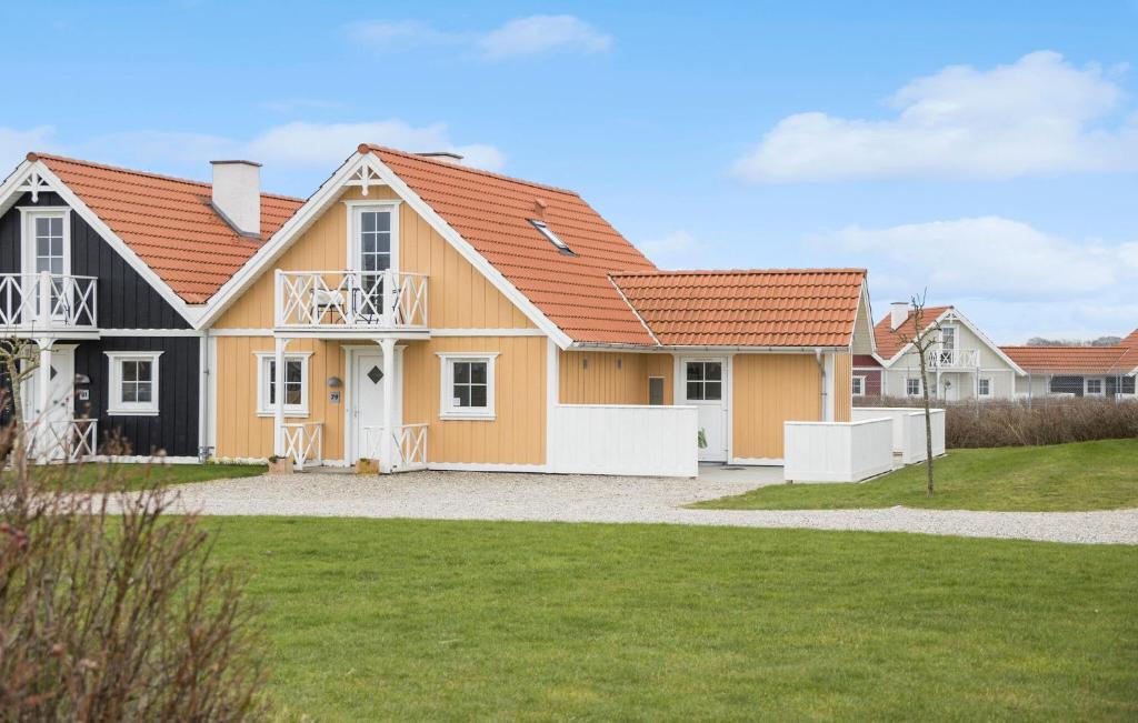 布罗Awesome Home In Brenderup Fyn With 3 Bedrooms, Sauna And Wifi的一座带橙色屋顶的房屋