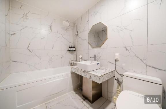 SeosanHotel 24st Prestige的浴室配有盥洗盆、卫生间和浴缸。