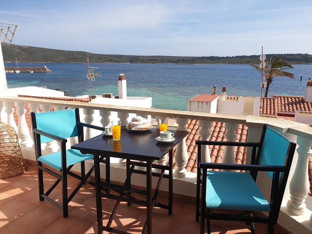 福尔内利斯F76. Vistas al mar en Fornells!的阳台配有桌椅,享有水景