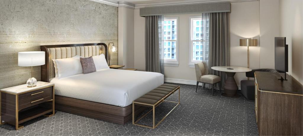埃德蒙顿Fairmont Hotel Macdonald的配有一张床和一张书桌的酒店客房