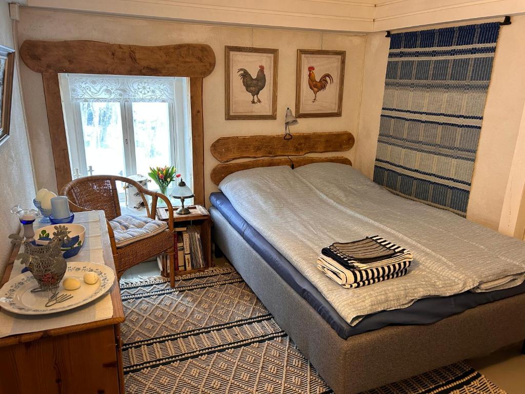 MynämäkiSavikulma savihuone B&B的卧室配有1张床、1张桌子和1把椅子
