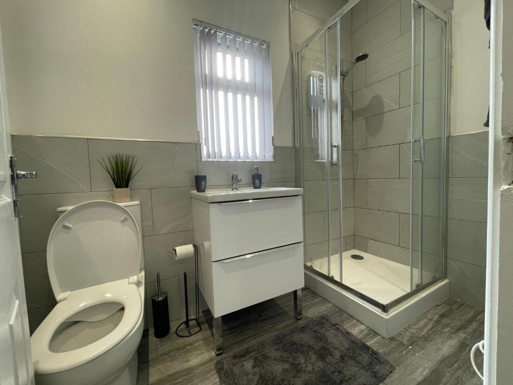 黑尔斯欧文Rooms Near Me - Apartment 2, Smart Tv, Free Parking的一间带卫生间和淋浴的浴室