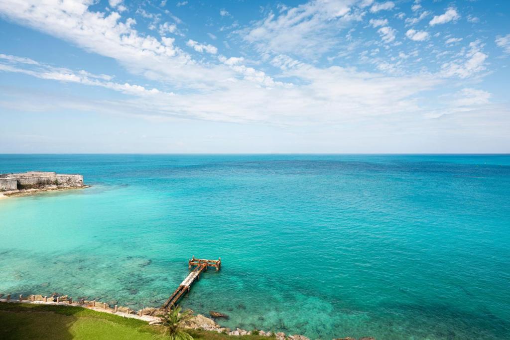 Saint GeorgeThe Residences at The St. Regis Bermuda的海洋空中景色,水中有一个码头