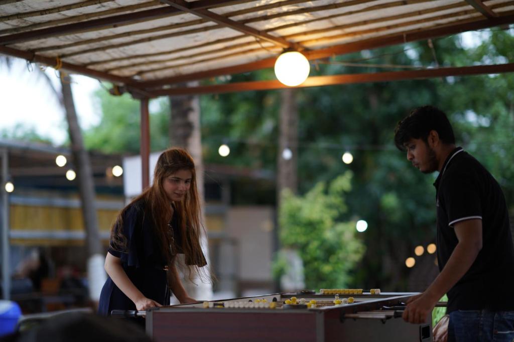 科波利Off The Grid Glamps的男人和女人在桌上玩游戏