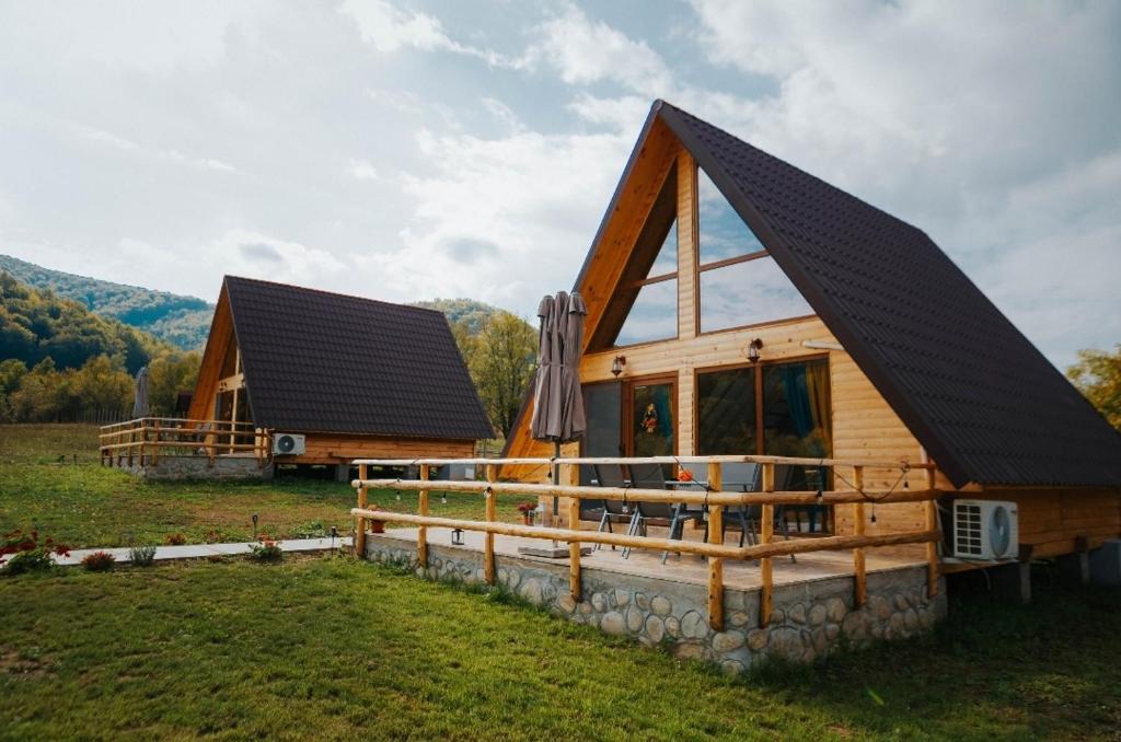 DensuşLa Poalele Vulcanilor的小木屋,设有黑色屋顶