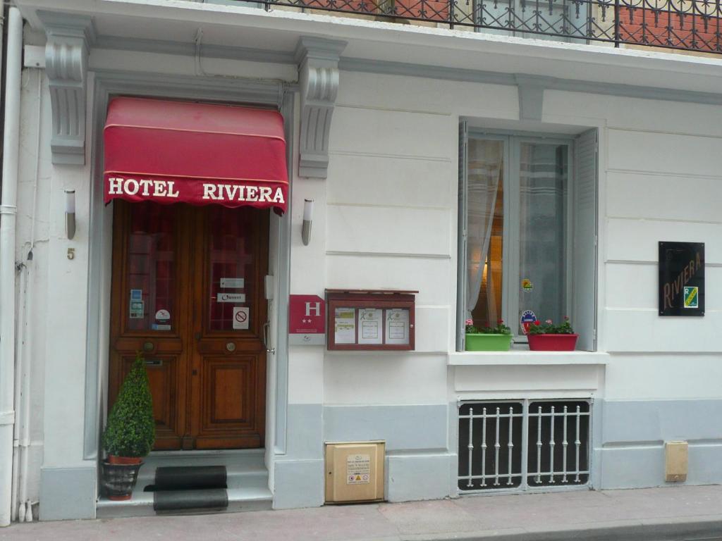 维希里维埃拉酒店的一座设有酒店入口和门的建筑