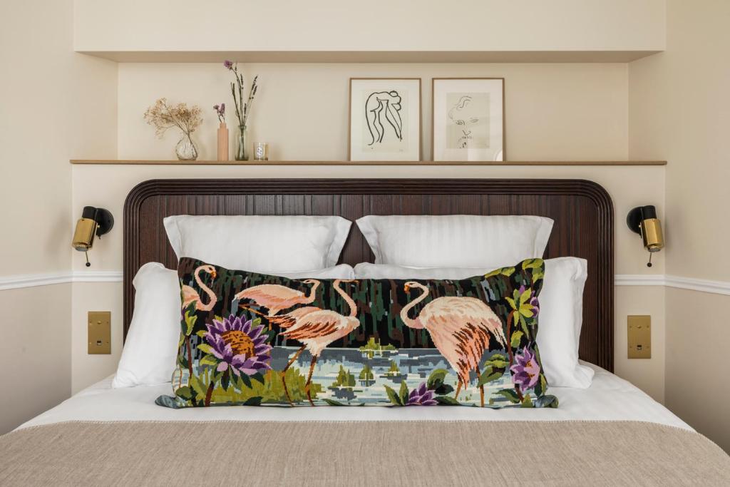 巴黎Hôtel Chamar的床上的枕头上装有火烈鸟