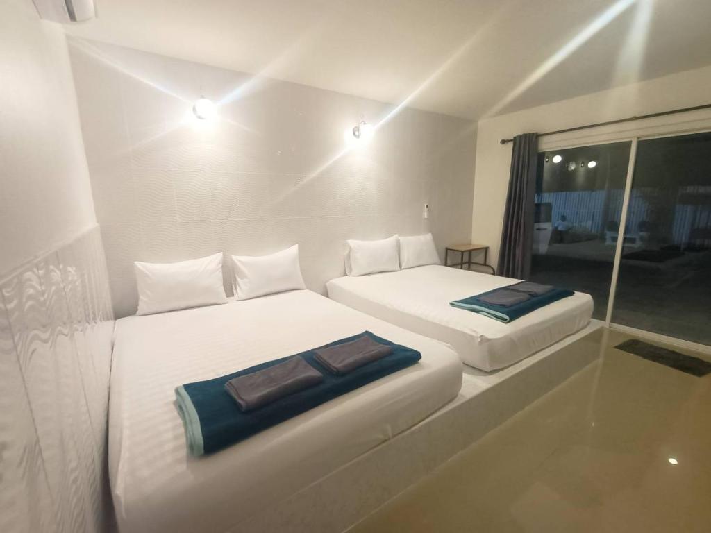 班武里府桑拉克度假村的小型客房 - 带2张床和窗户