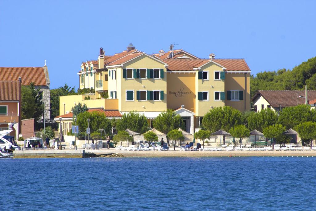 克拉帕尼岛斯庞吉欧拉酒店的海边的一群房子