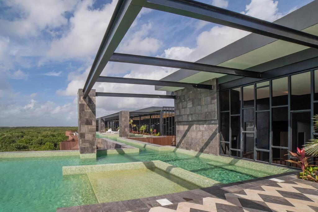 图卢姆Casa del Sol Naciente/Tulum的一座带游泳池的房子的图象