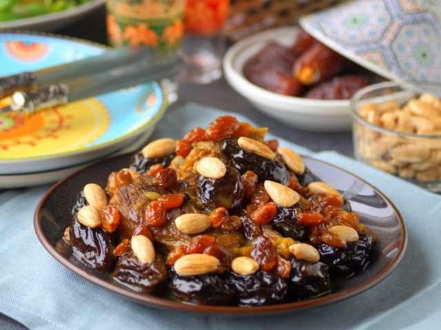 拉拉塔可库斯特Tiki House Marrakech chez Paul的桌上一盘带坚果的食物
