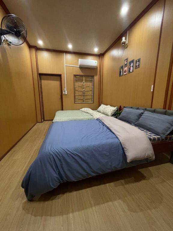 Hoàng NgàCat homestay的一间卧室,船上配有一张大床