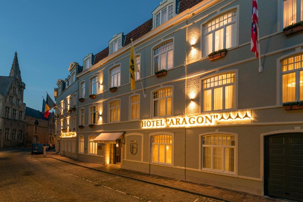布鲁日阿拉贡酒店的建筑一侧有标志的酒店