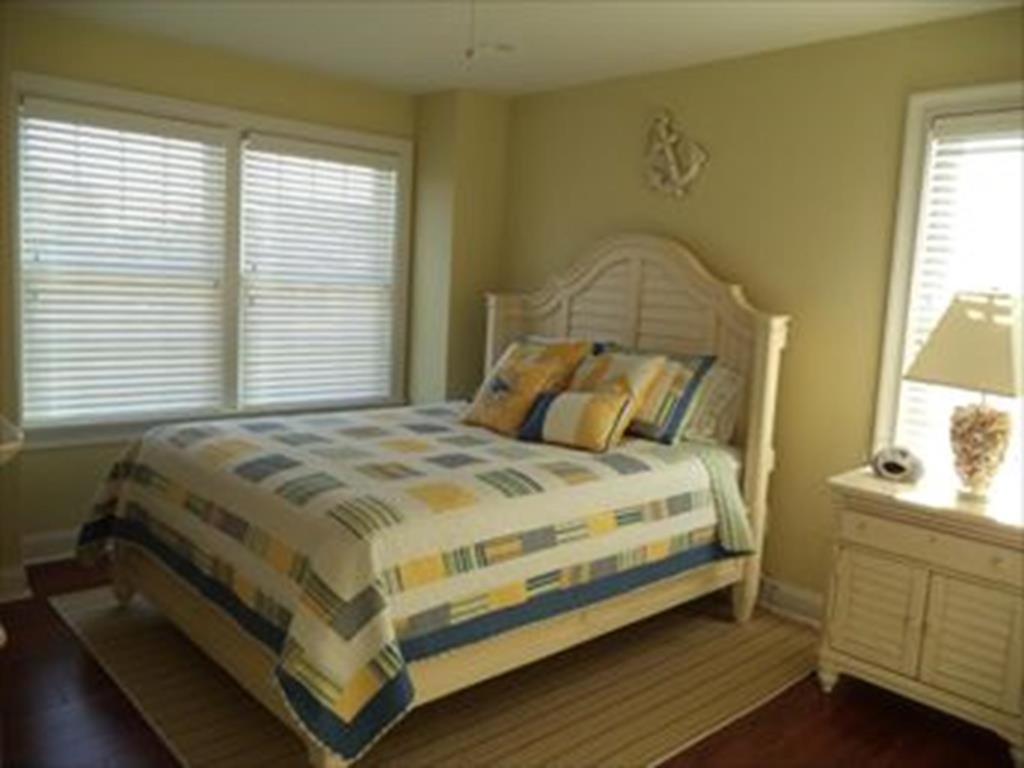 Beach Haven Gardens16351 Hesser - 3br 2 Ba Home的一间卧室设有一张床和两个窗户。