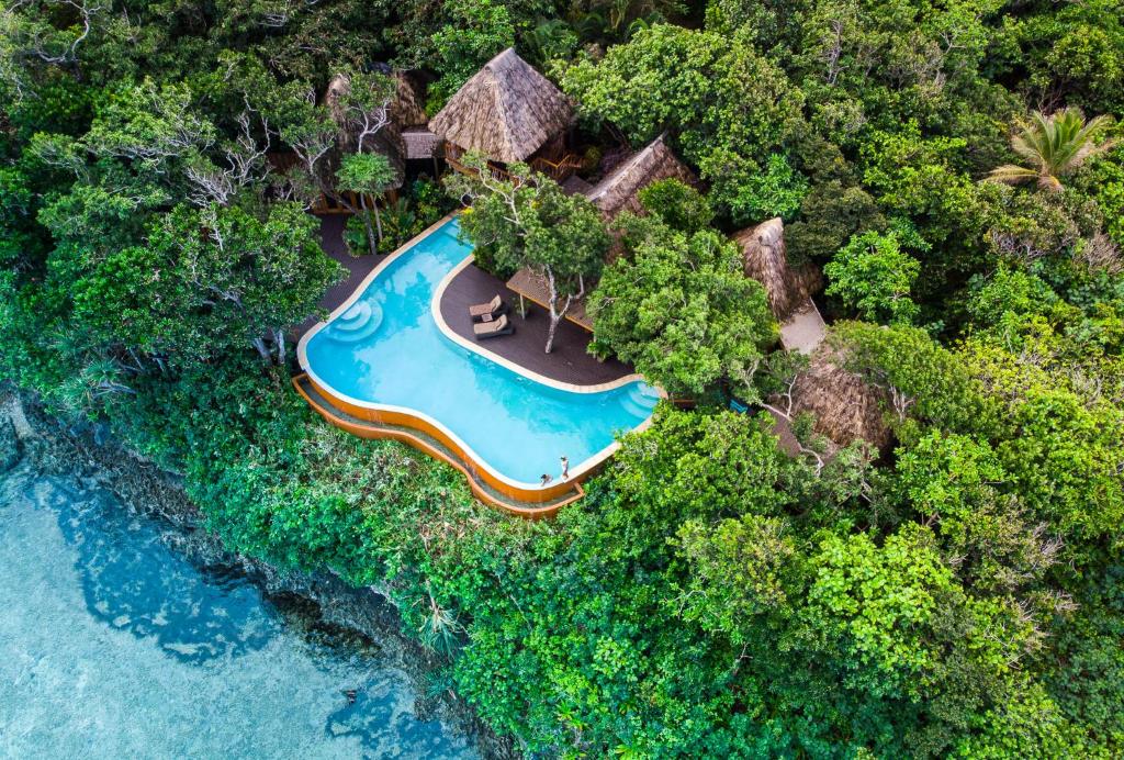 萨武萨武Namale All Inclusive Resort & Spa的享有带游泳池的度假村的空中景致