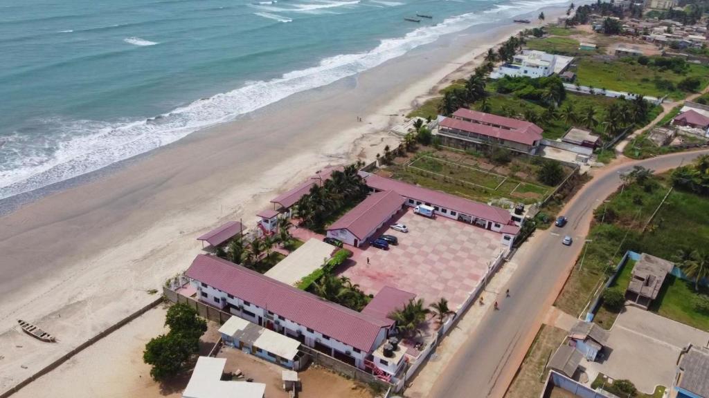 OshienBeautiful 1-Bed Room in Greater Accra Region 1的享有海滩和建筑的空中景致