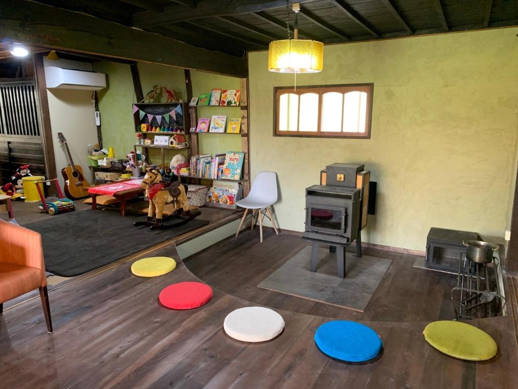 KagaNano Village Okayama - Vacation STAY 66531v的一间客厅,地板上设有色彩缤纷的圆圈