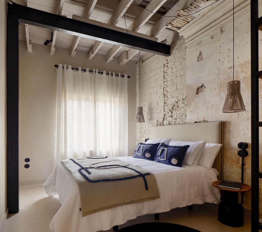 阿维莱斯APARTAMENTO DISEÑo GALIANA 6 ARENA AVILÉS ASTURIAS的一间卧室配有一张带蓝色枕头的大床