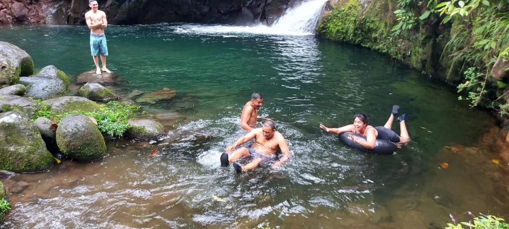 瓜皮莱斯Pozas Guacimo的瀑布附近水中的一群人