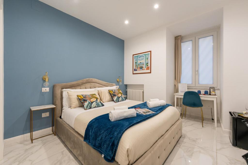 那不勒斯Maison Morghen的一间卧室设有一张蓝色墙壁的大床