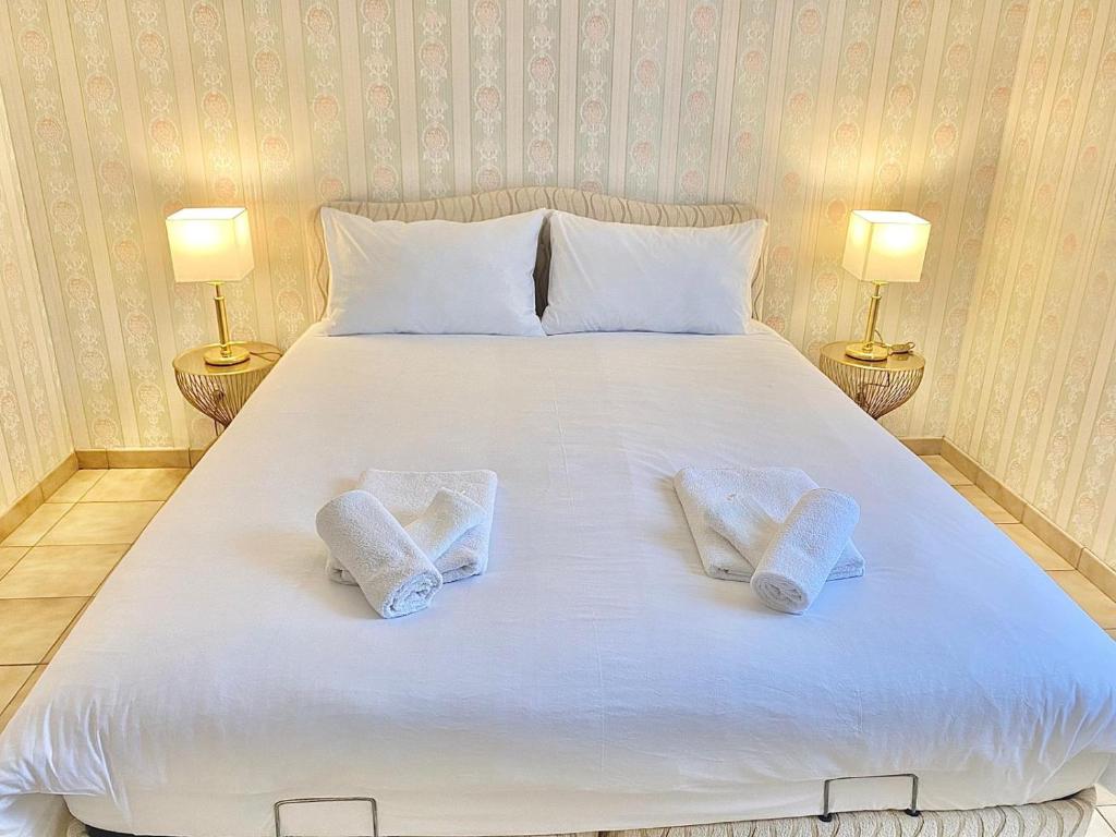 戈内斯Villa Briconico的一张白色的大床,带两条毛巾
