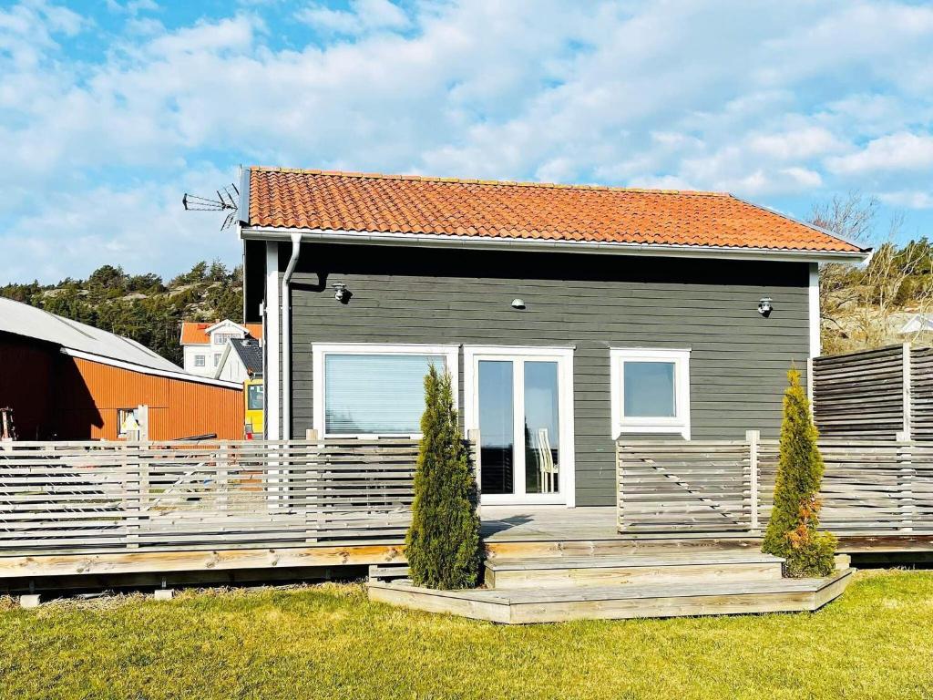 ÅkervikHoliday home FAGERFJÄLL V的一座小房子,设有大型木门廊