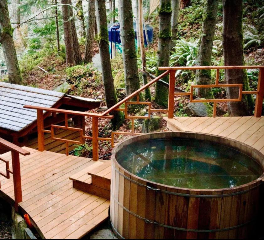 Salt Spring IslandSungate on Salt Spring BnB的木甲板设有热水浴池和长凳