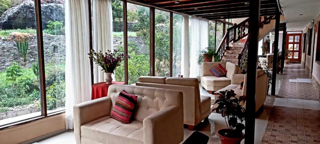 奥兰太坦波Hotel Humantay Lodge Ollantaytambo的带沙发和大窗户的客厅