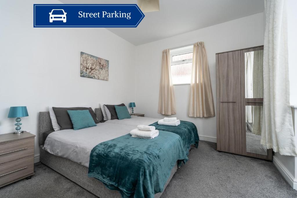 FrodinghamCosy 2BR Apartment with Free Street Parking的一间卧室设有一张大床和一个窗户。