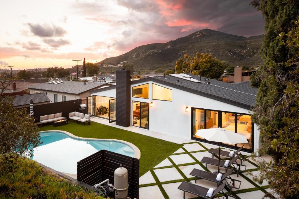 圣地亚哥Amazing Lux Oasis Spacious Modern Private Fam Fav的享有带游泳池的房屋的空中景致