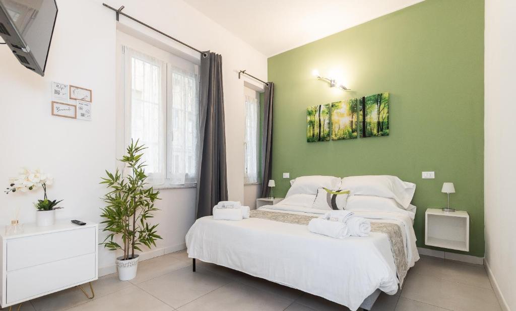 斯培西亚VittorioVeneto126的一间卧室设有两张床和绿色的墙壁