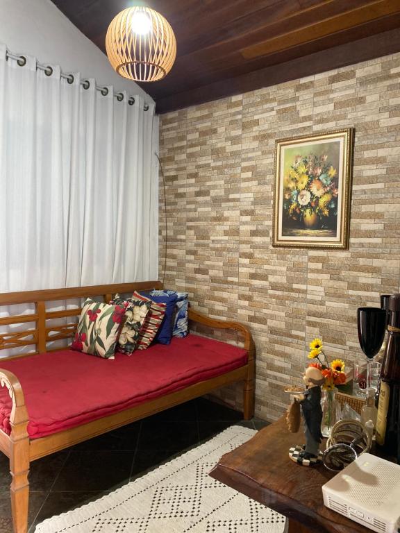 伊塔蒂亚亚Casa baiana的砖墙房间的沙发