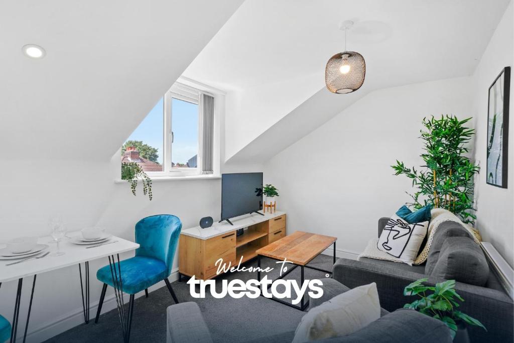 曼彻斯特6 Sarah House by Truestays - 2 Bedroom Apartment - FREE Wifi & Parking的客厅配有沙发和桌子