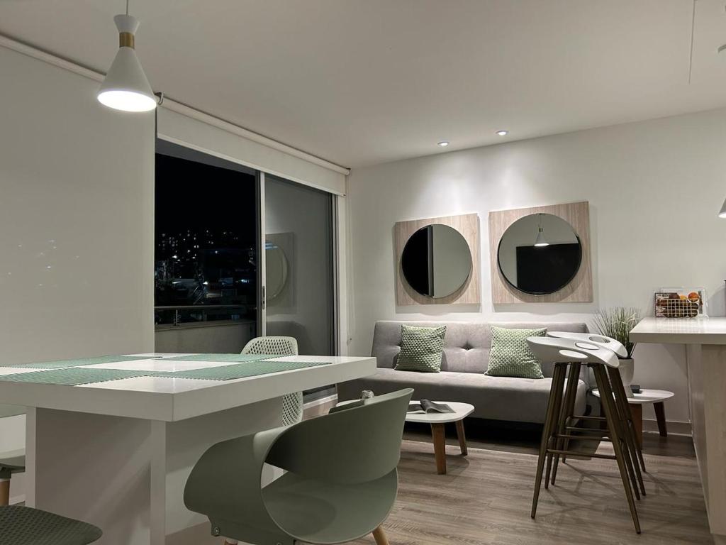 马尼萨莱斯Apartamento Manizales II的客厅配有沙发和桌椅