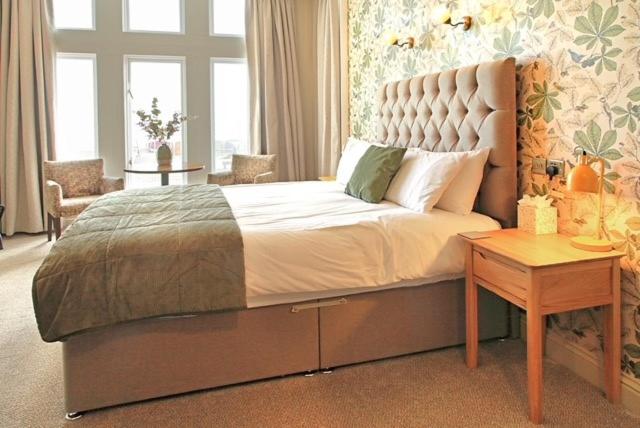 哈特尔普尔航海酒店的一间卧室配有一张大床和一张桌子