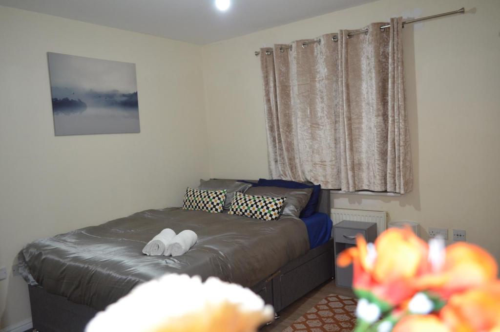 巴尔金Nice and Cosy Flat in London/Ilford/Barking, United Kingdom的一间卧室配有带2条白色毛巾的床