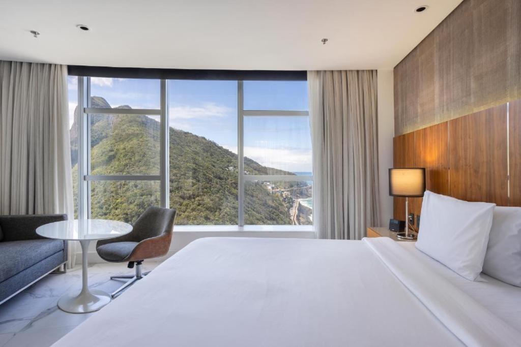 里约热内卢Hotel Nacional的一间卧室设有一张大床和一个大窗户